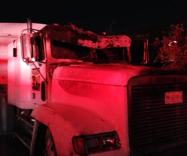 Se incendia cabina de tráiler en La Alianza