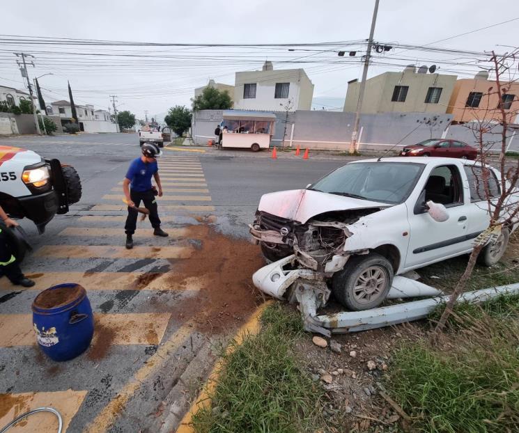 Conductor estrella su vehículo contra poste en Ciudad Solidaridad