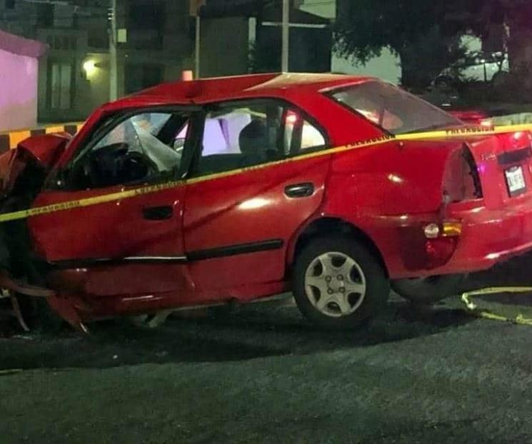 Muere automovilista tras chocar contra valla en Monterrey