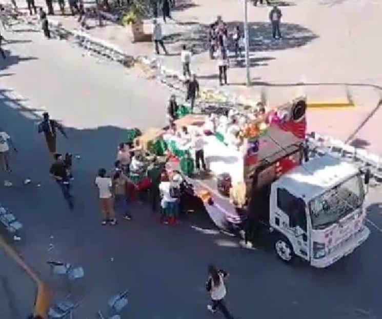 Reporte de disparos causa pánico en desfile de Linares