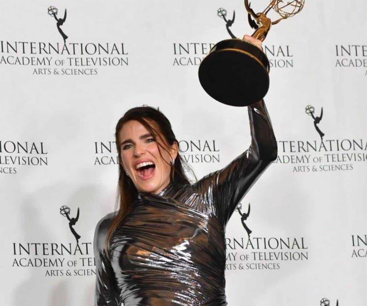 La actriz mexicana, Karla Souza, gana un Emmy por La Caída