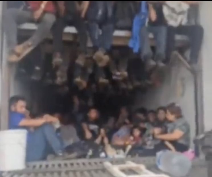 Encuentran 215 migrantes dentro de la caja de un trailer