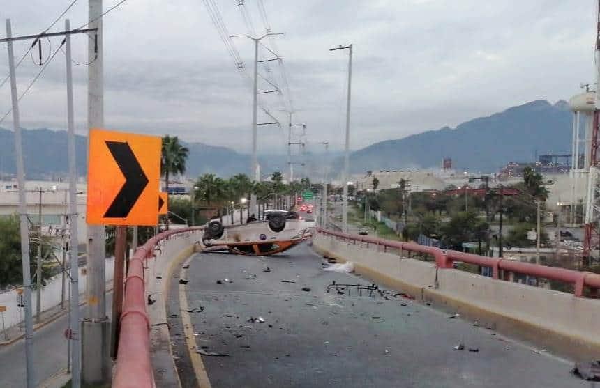 Muere taxista tras volcarse en San Nicolás