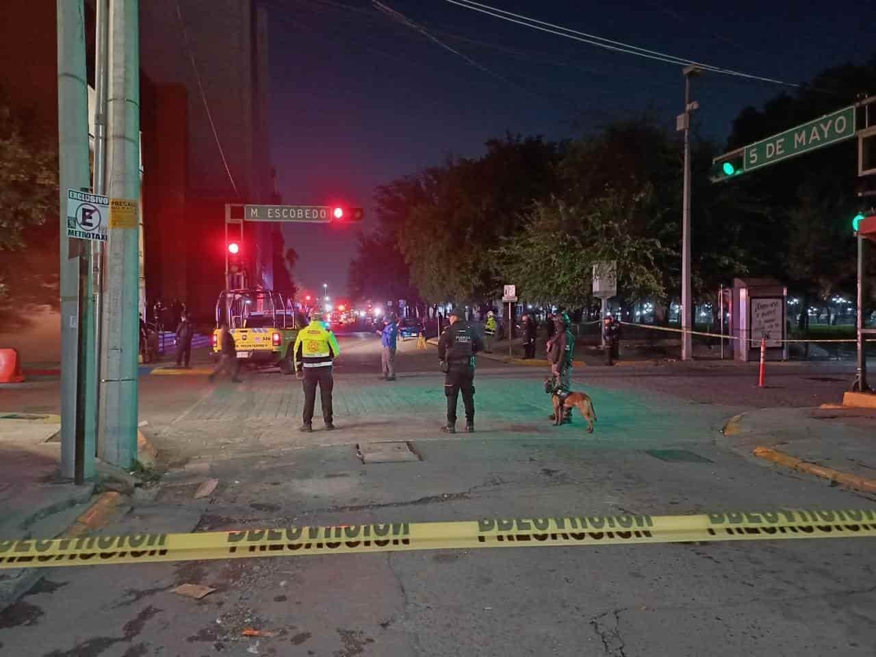 Elementos de Protección Civil del Estado, evacuaron las instalaciones del edificio de la Secretaría de Tesorería y Finanzas, en el Centro de Monterrey, después de recibirse una amenaza de bomba.