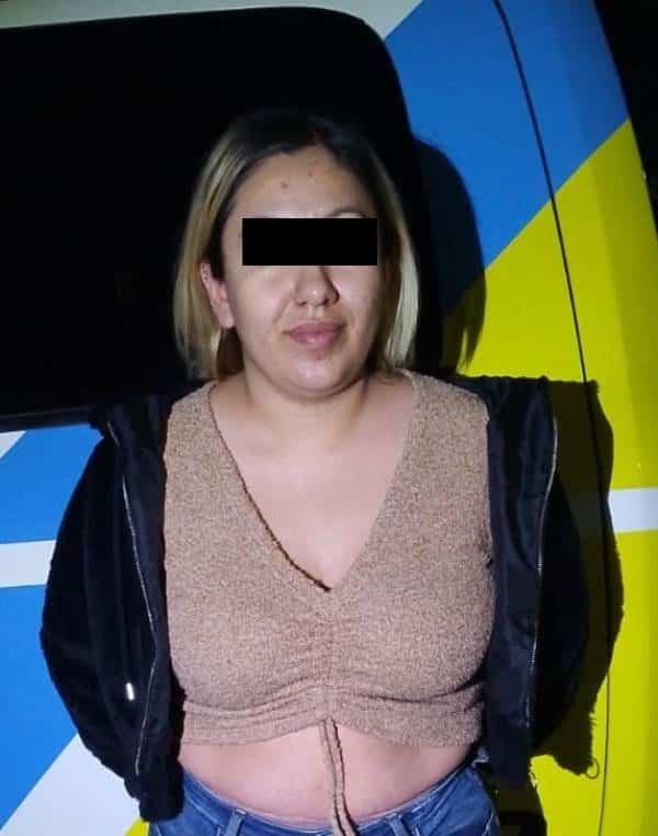 Dos mujeres fueron detenidas por oficiales de la Policía de Monterrey, luego de presuntamente asaltar, junto con un par de hombres, a un joven a quien citaron por Facebook para verlo, despojándolo de un celular y mil 500 pesos en efectivo.