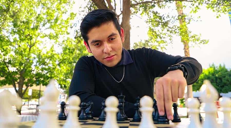 ¡Jaque mate! Estudiante Tec lleva pasión por ajedrez a jóvenes
