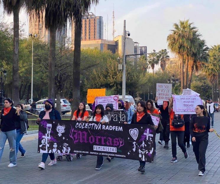 Marchan feministas en Monterrey