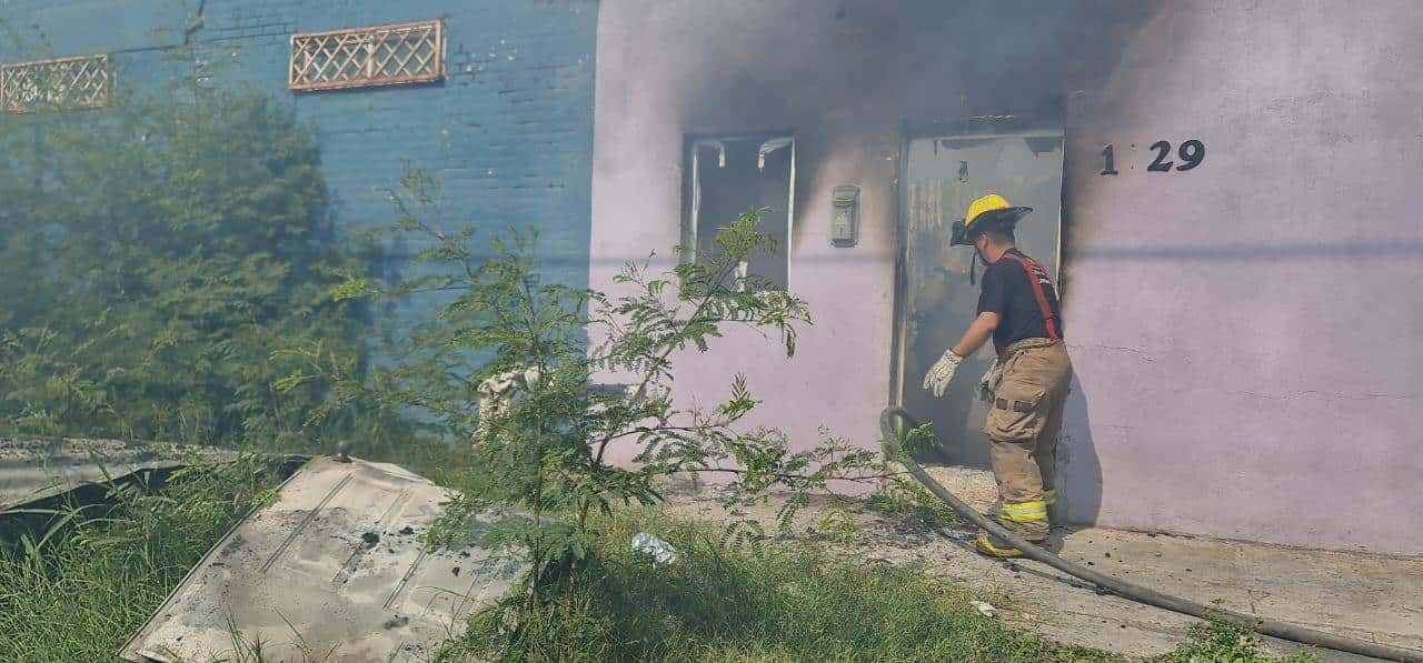 Al menos dos lesionados dejó un incendio registrado en un domicilio de la Colonia Niño Artillero, en Monterrey.