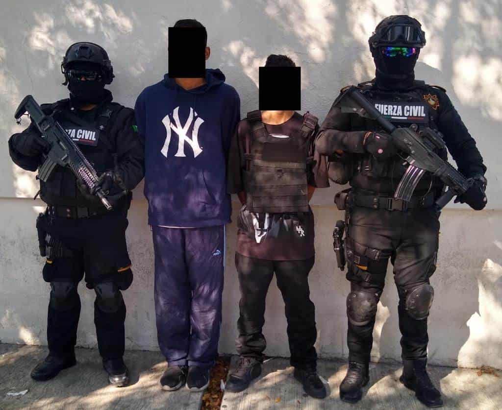Elementos de Fuerza Civil detuvieron a dos hombres armados y con droga en la colonia Valle de Santo Domingo, en San Nicolás.