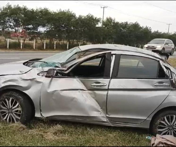Deja auto abandonado tras volcar en autopista a Reynosa