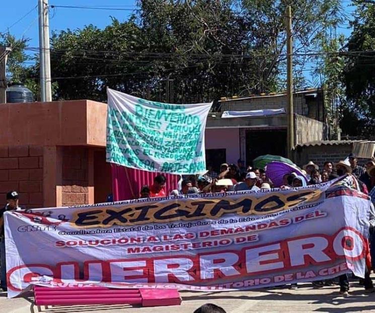 Maestros dan portazo previo a inauguración del CRIIT en Guerrero