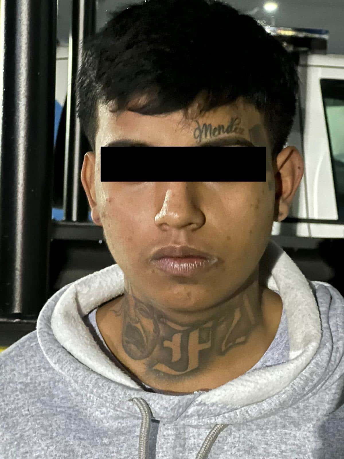 Un joven fue detenido por oficiales de la Policía de Monterrey, cuando presuntamente trataba de abrir un vehículo para robar sus pertenencias, además de que al capturarlo se confirmó que estaba relacionado en por lo menos 20 robos a negocios.