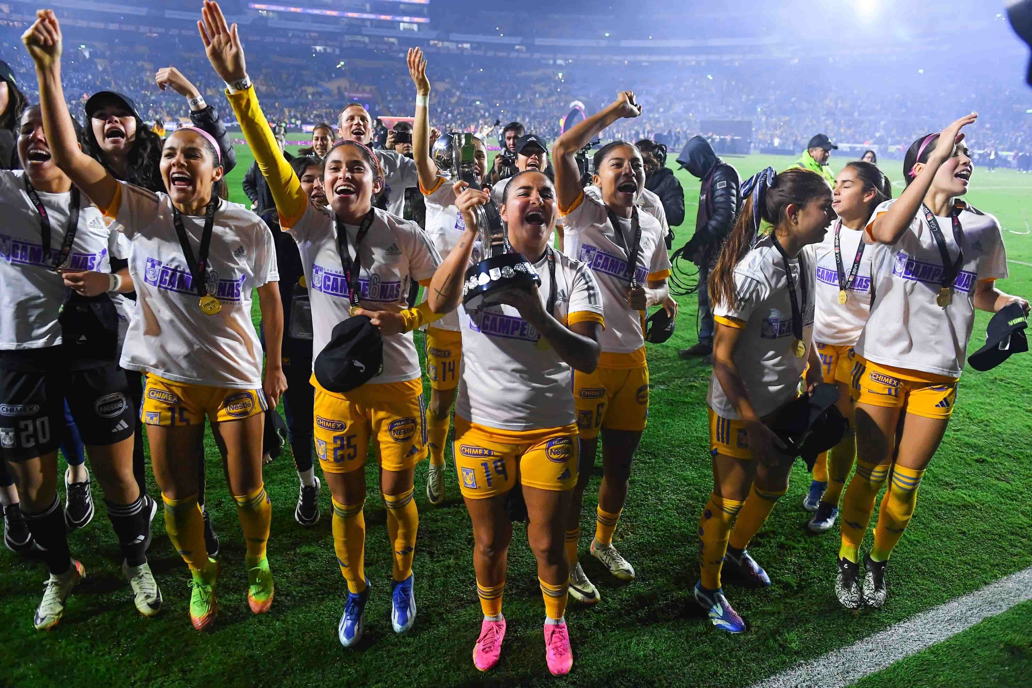 Felinas festejan su sexto título de Liga MX.