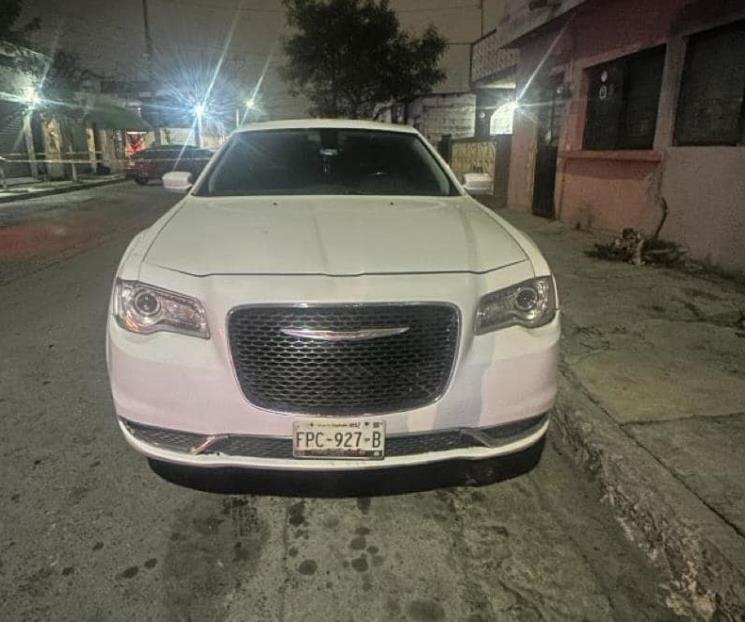Aseguran auto con arma larga en Monterrey