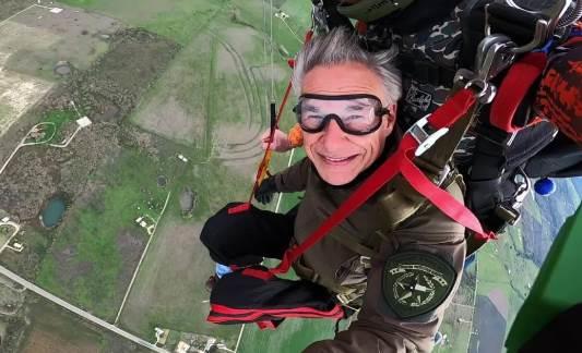 Se lanza el gobernador Greg Abbott en paracaídas