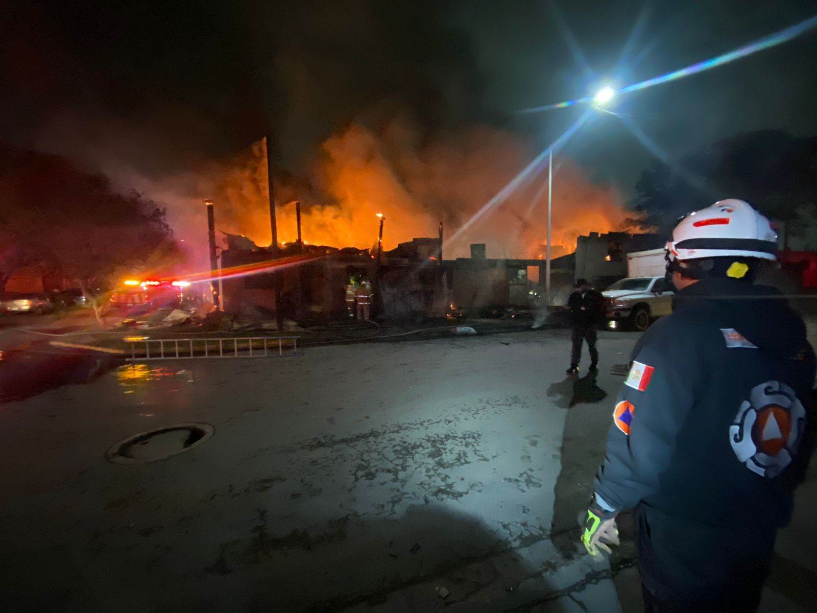 El incendio de una bodega donde almacenaban carbón, provocó la movilización de los cuerpos de rescate, al norte de la ciudad.