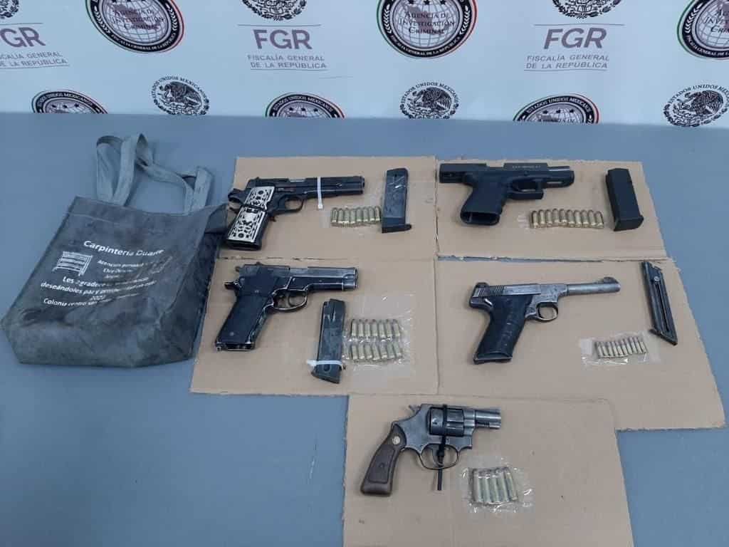 En posesión de cinco armas cortas y 47 cartuchos hábiles, fue detenido un hombre por elementos de la Policía Federal Ministerial (PFM) de la Fiscalía General de la República (FGR) en Nuevo León, en el municipio de Galeana.