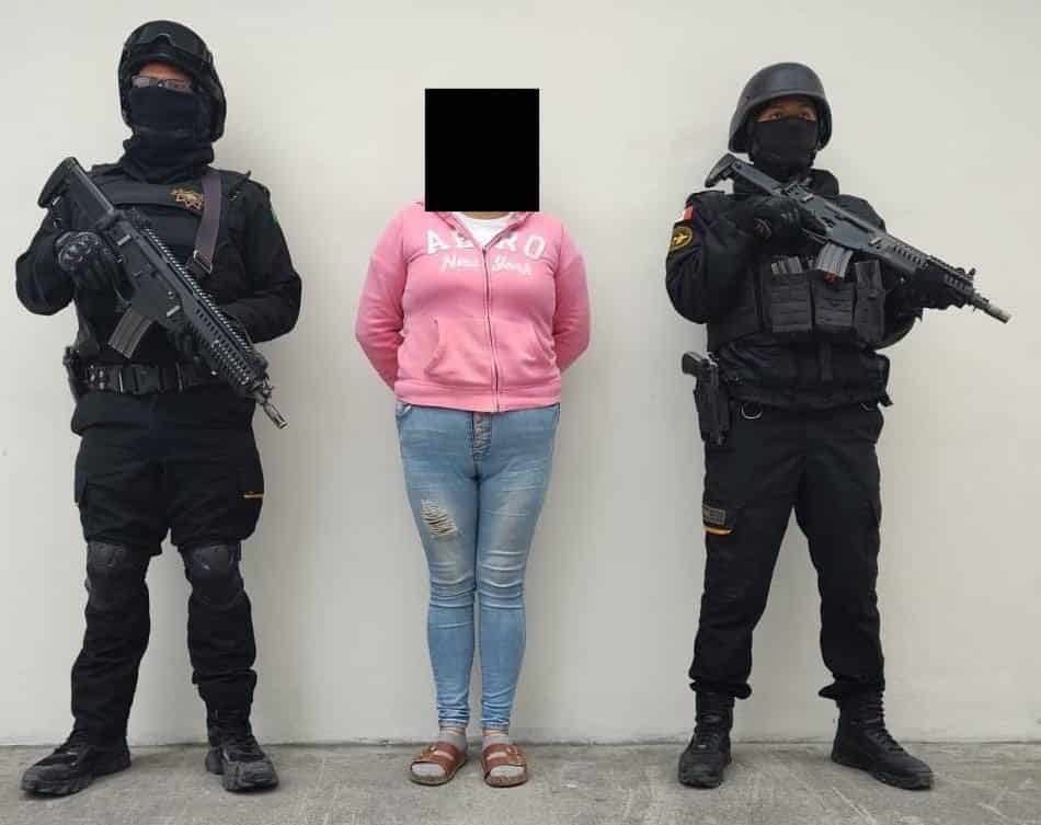 Con un arma de fuego en su poder, así como dinero y droga, una presunta narcomenudista fue detenida por elementos de Fuerza Civil, en el municipio de Linares.