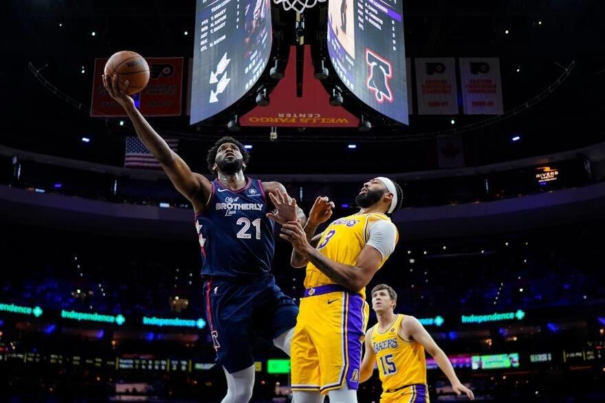 Sixers se impone a los Lakers