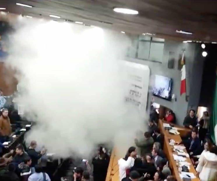Bronca en Congreso Local; lanzan gas lacrimógeno en sala de sesiones