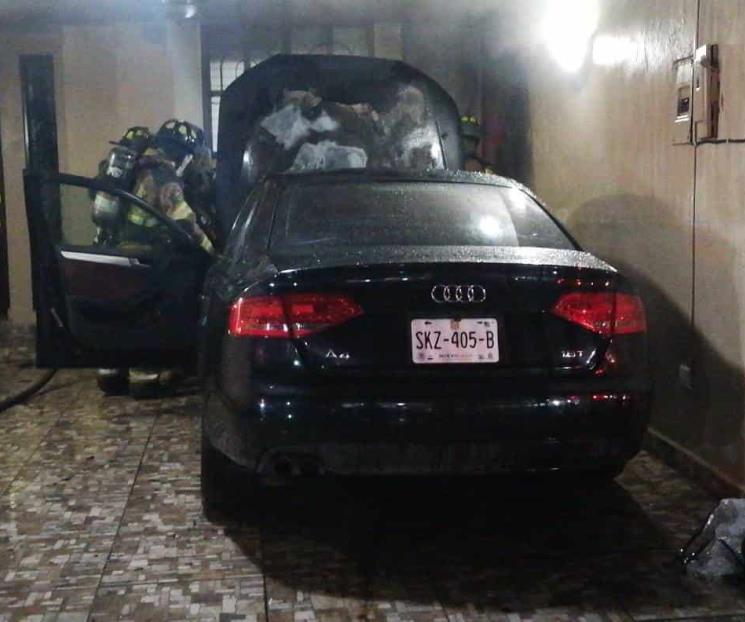 Se incendia vehículo dentro de cochera en San Nicolás