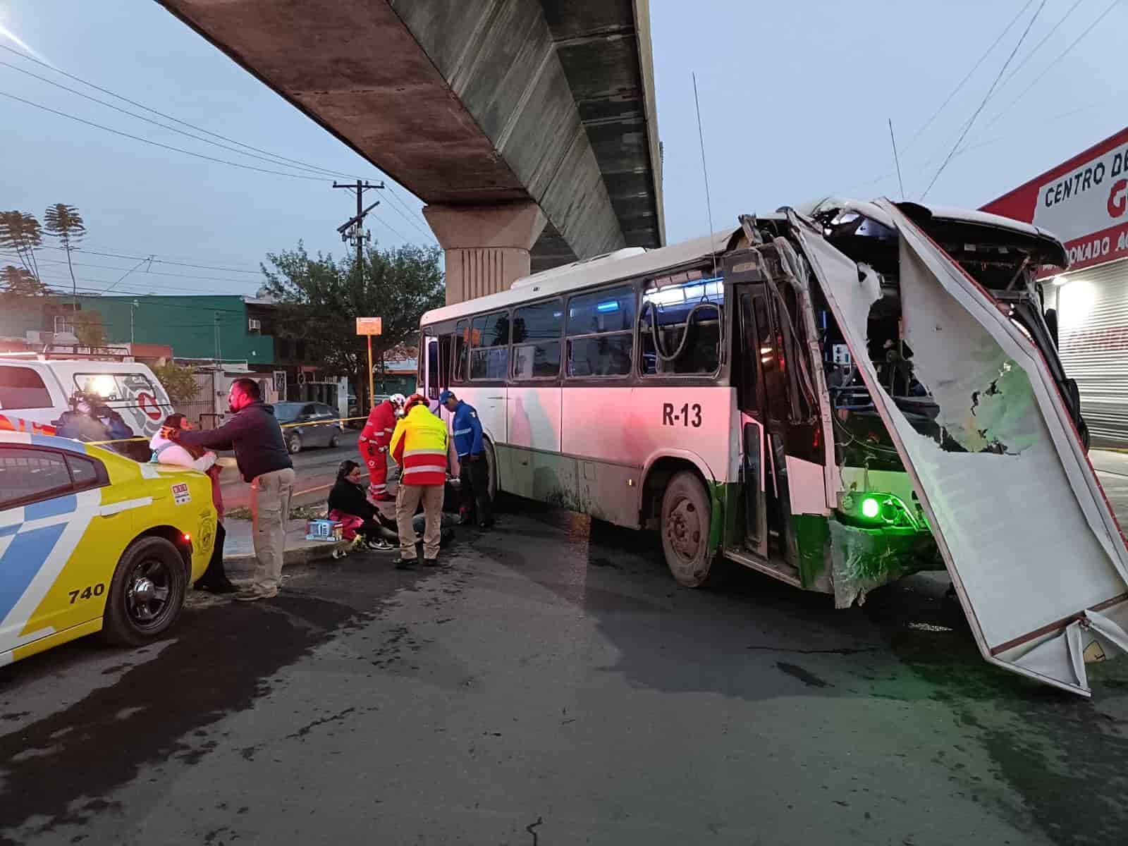 La pasajera de un taxi sin vida y cinco lesionados dejó un choque entre un transporte urbano de la Ruta 13 y una unidad alquiler, ayer en la Colonia Central, municipio de Monterrey.