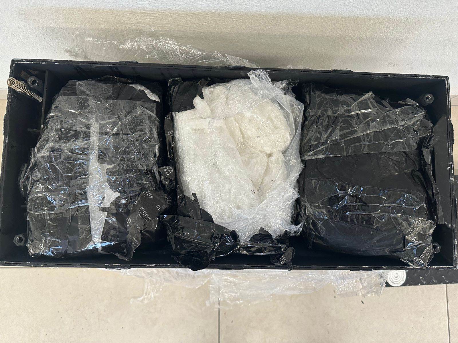 Integrantes de la Guardia Nacional, aseguraron varios paquetes de aparente droga sintética cristal, ocultos en una caja de metal con doble fondo, los cuales pretendían ser enviados por paquetería en una central camionera.