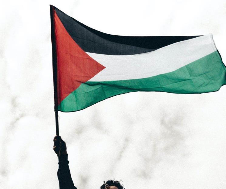 Mujer se prende fuego envuelta en una bandera de Palestina