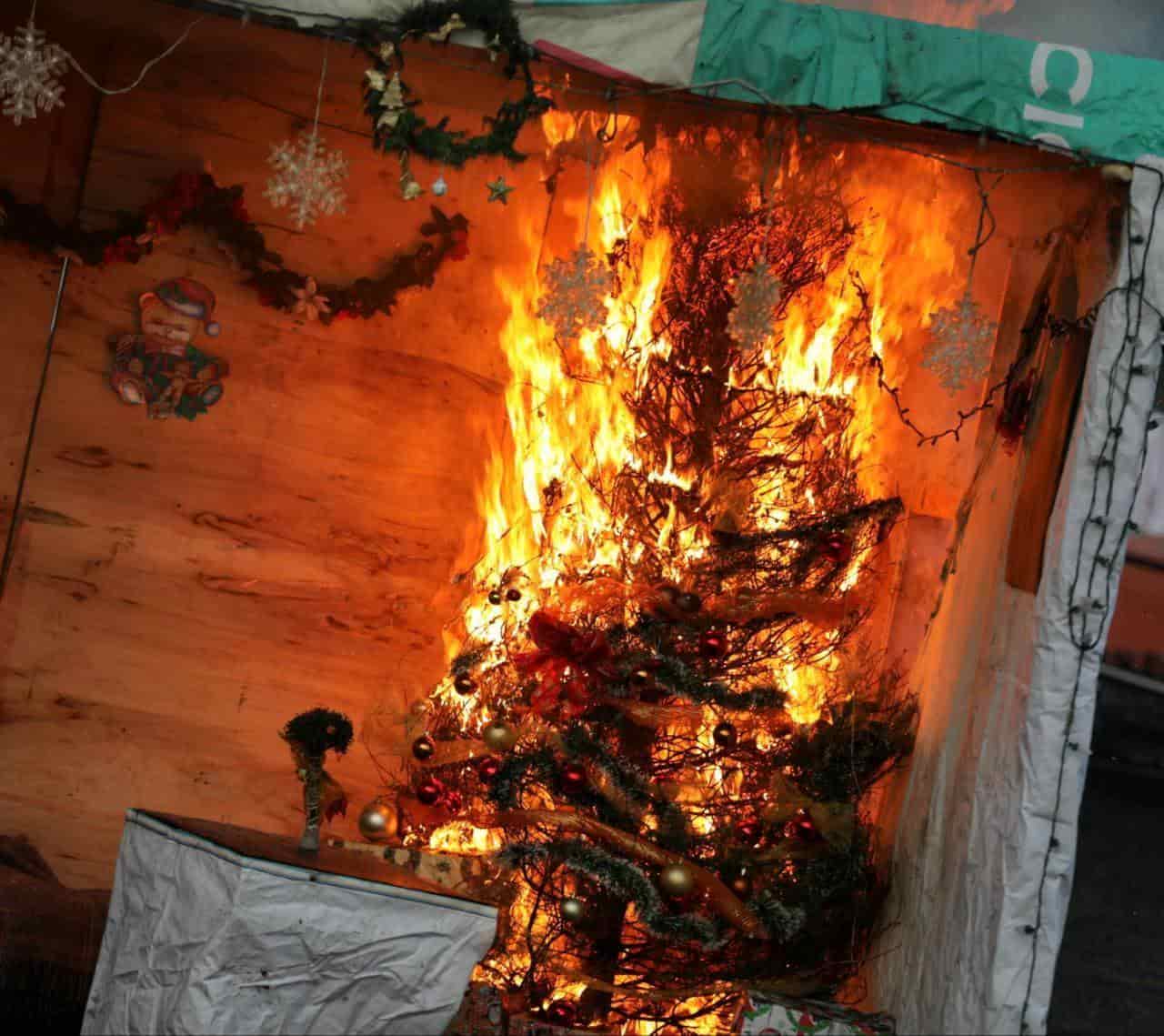 Elementos de Protección Civil del Estado, realizaron un simulacro, para concientizar a la comunidad, sobre los incendios provocados en los pinos navideños que se colocan durante las fiestas decembrinas.