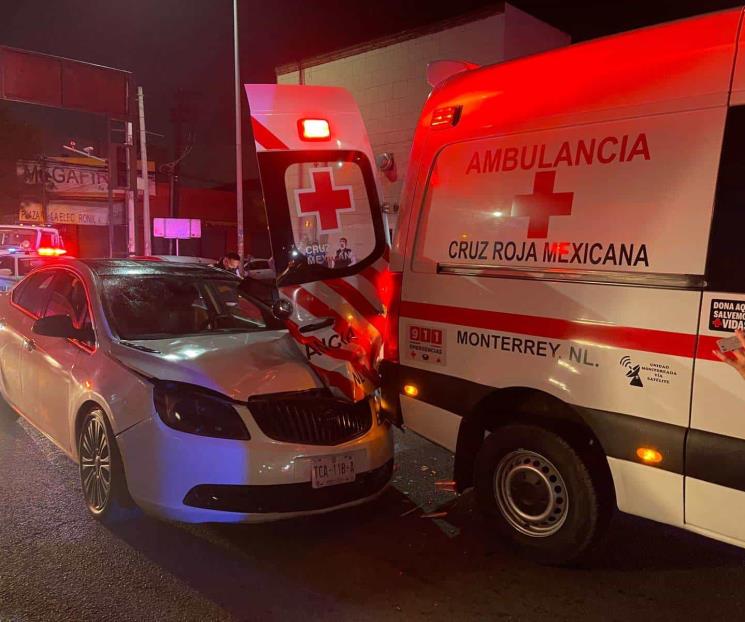 Se estrella auto contra ambulancia