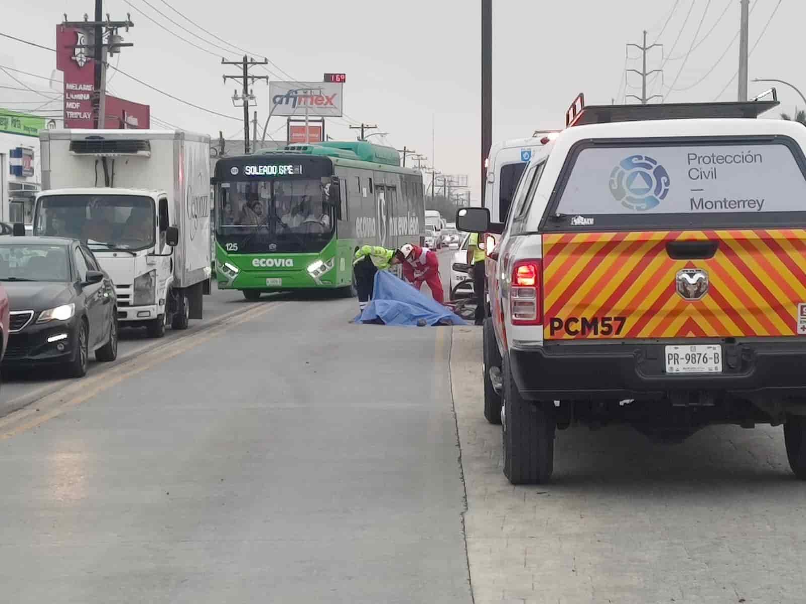 Las autoridades investigan la muerte de un hombre, quien falleció al caer de la bicicleta en que viajaba, ayer en la Avenida Ruiz Cortines, Colonia Coyoacán, al oriente de Monterrey.