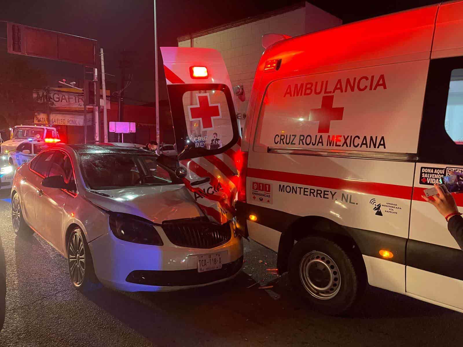 En el momento en que subía una camilla con un lesionado de atropello a una ambulancia, un paramédico de la Cruz Roja resultó lesionado al estrellarse contra la unidad un conductor, ayer en la Colonia Sarabia, en Monterrey.