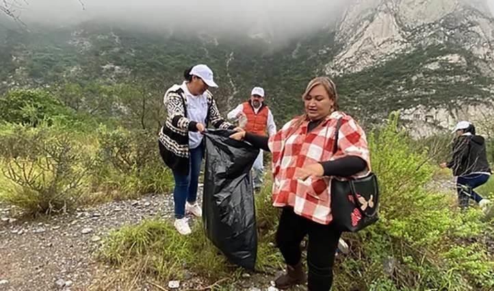 Voluntarios liberan de basura a La Huasteca