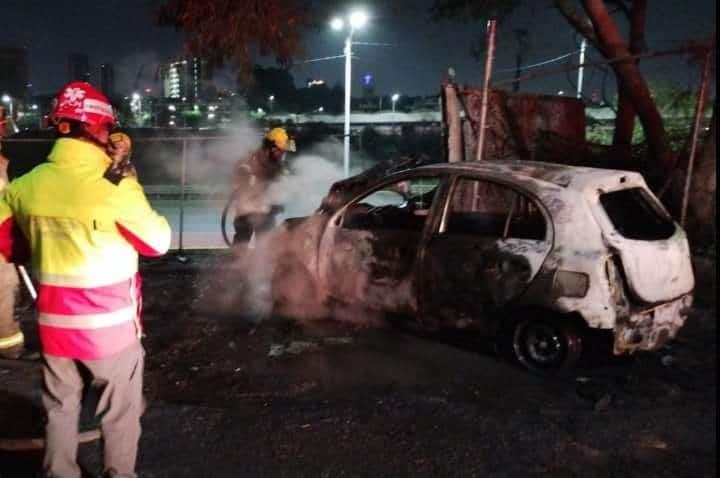 Se incendia auto en la Nuevo Repueblo