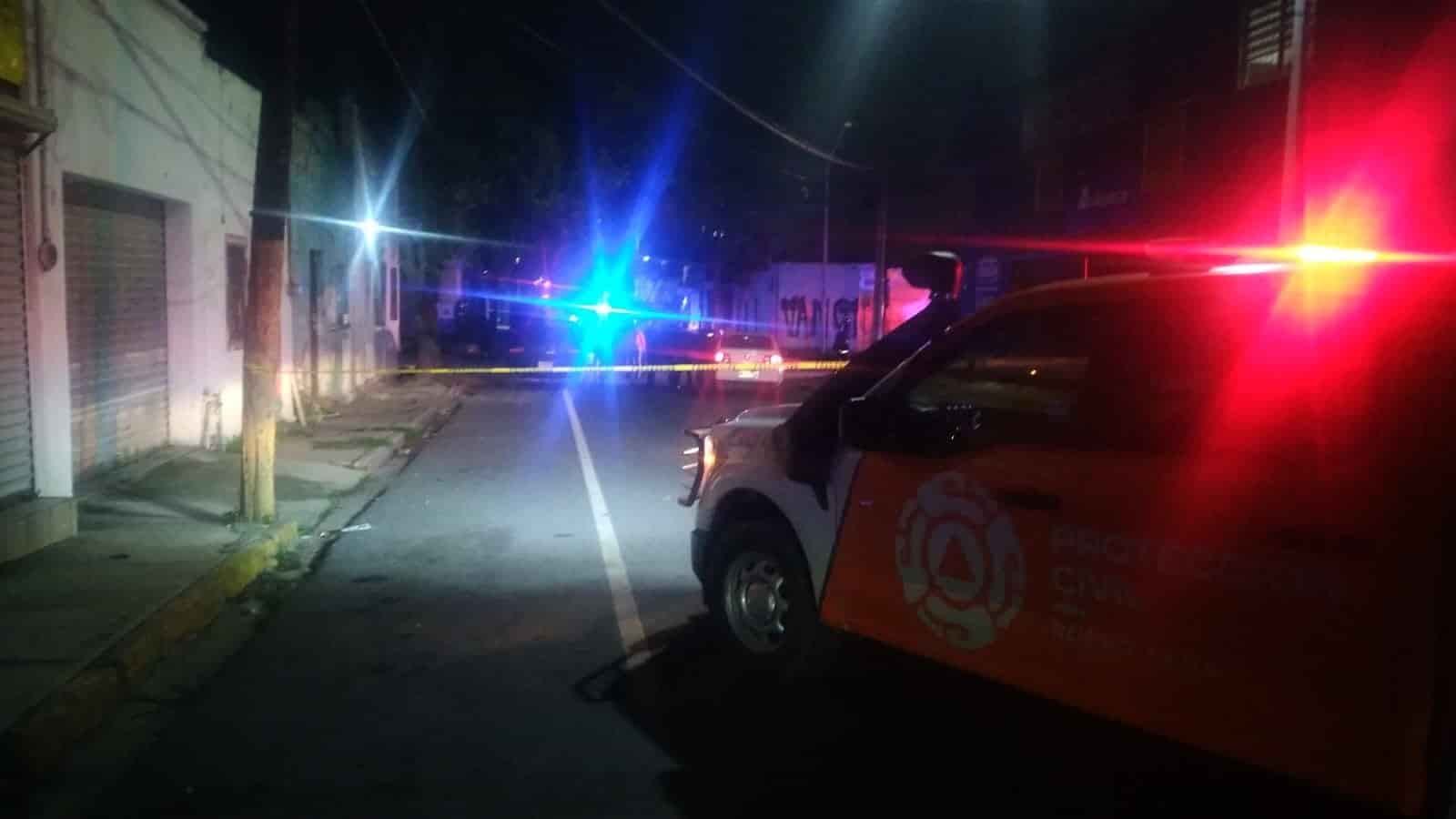 El conductor de una motocicleta, repartidor de ampliación, fue ejecutado la noche del sábado en calles de la Colonia Independencia, al sur de Monterrey, en lo que en un principio se pensaba de un choque de crucero.