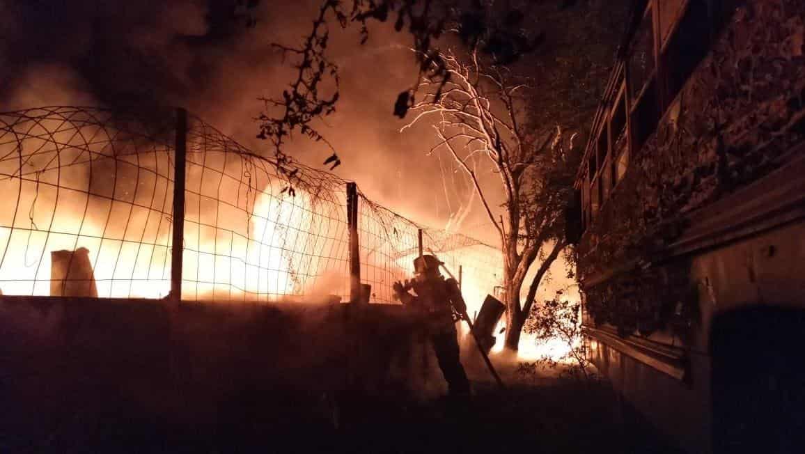El incendio de una recicladora en la Colonia Villa Castello, en el municipio de Escobedo, movilizó a elementos de Bomberos de Nuevo León al lugar, sin que se reportaran lesionados.