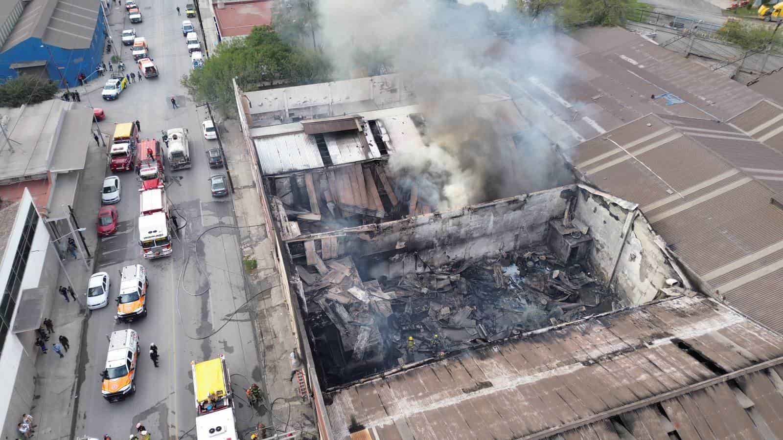 El incendio de al menos cinco bodegas, la evacuación de empleados y clientes de una institución bancaria, provocó la rápida movilización de los cuerpos de auxilio, al norte de la ciudad.