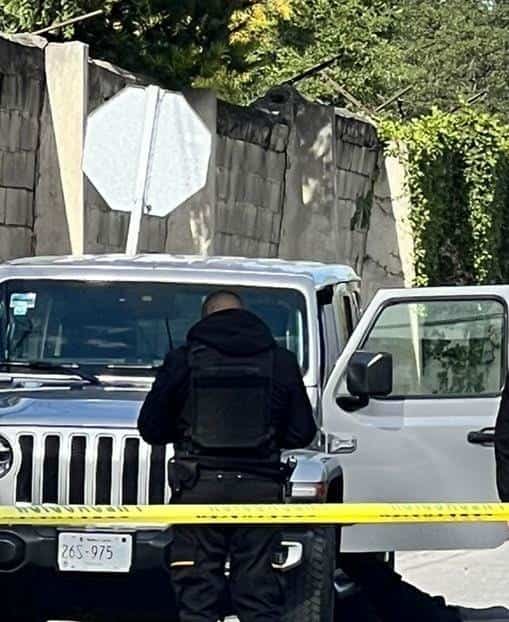 De al menos un balzo en la cabeza, un hombre fue ejecutado ayer en la comunidad de El Uro, municipio de Santiago, al sur de la zona metropolitana de Monterrey, cuando se retiraba de un puesto de tacos.