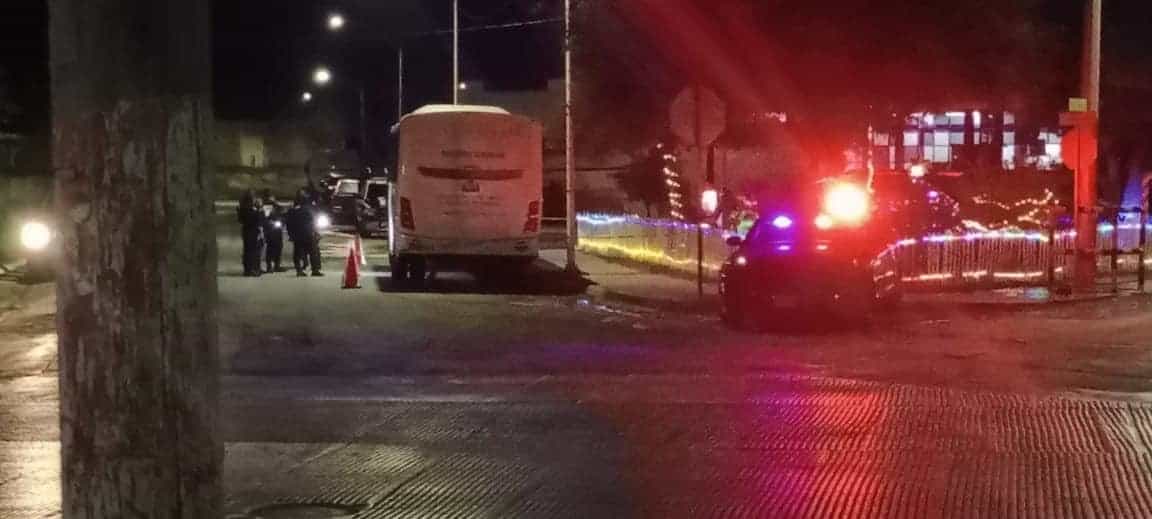 Una persona sin vida y dos lesionados, quienes viajaban en un transporte de personal, dejó un ataque de hombres armados contra un convoy de Fuerza Civil en el municipio de Anáhuac, al norte de Nuevo León.