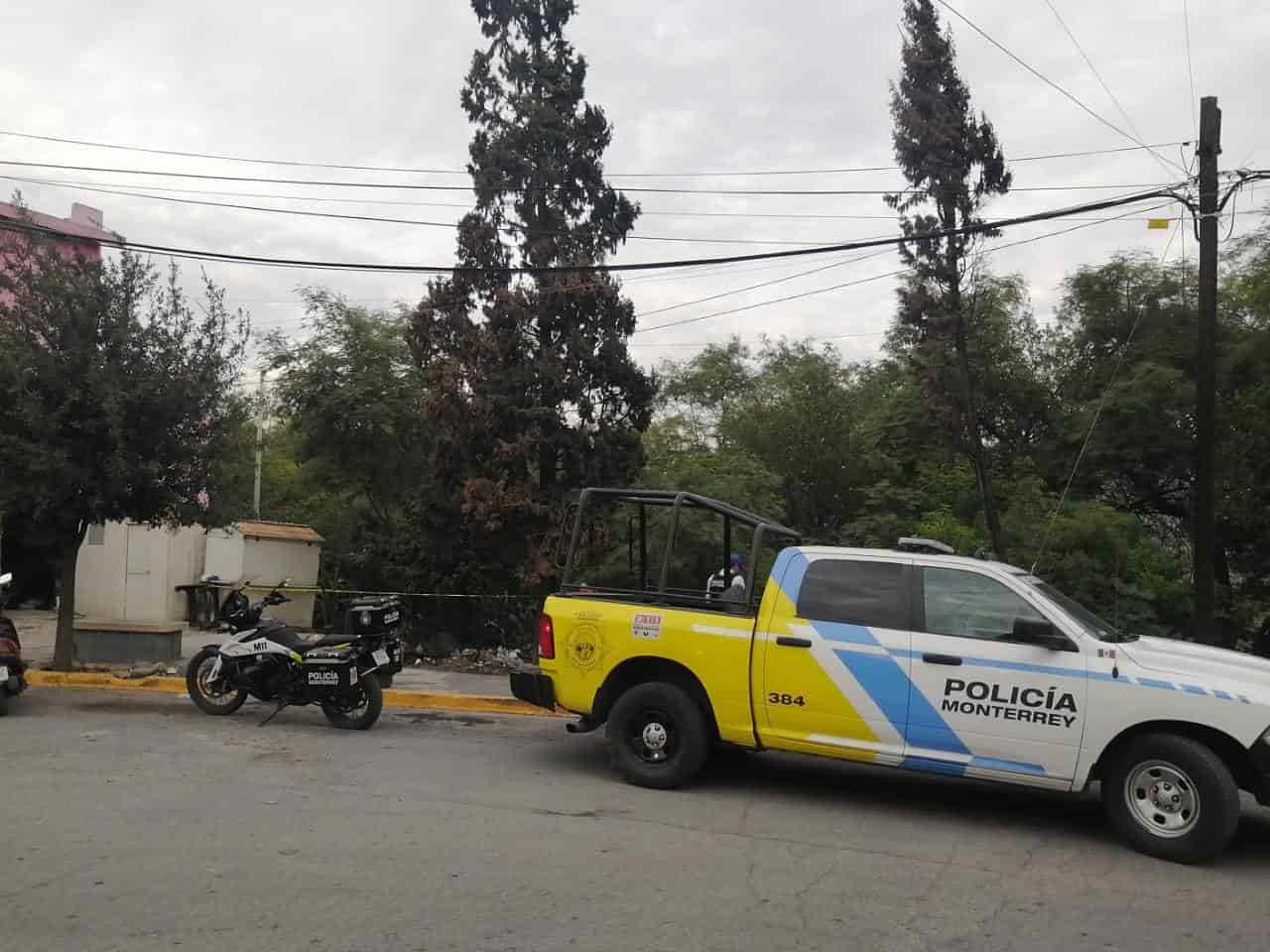 Un presunto ladrón fue herido a balazos por un elemento de la policía de Monterrey tras cometer un robo con violencia a un estudiante, al poniente de la ciudad.