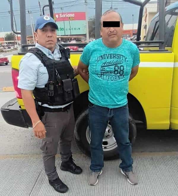 Un hombre fue detenido por oficiales de la Policía de Monterrey, luego de presuntamente ser sorprendido a través de las cámaras de monitoreo del C4i4, manejando un vehículo con reporte de robo, en la zona norponiente.