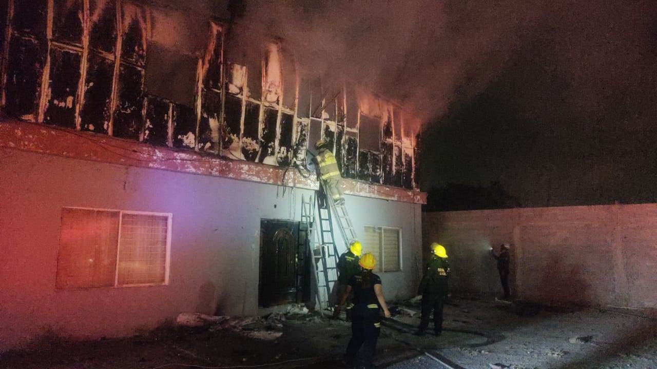 Un domicilio utilizado como bodega para almacenar papel, se incendió la madrugada de ayer en el municipio de Escobedo, sin que se reportaran lesionados.