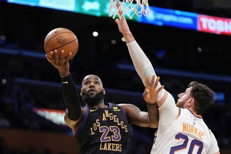 LeBron James lidera triunfo ante los Suns