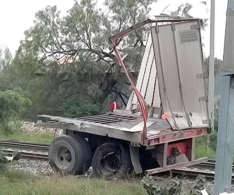 Embiste tren trailer cargado de azúcar