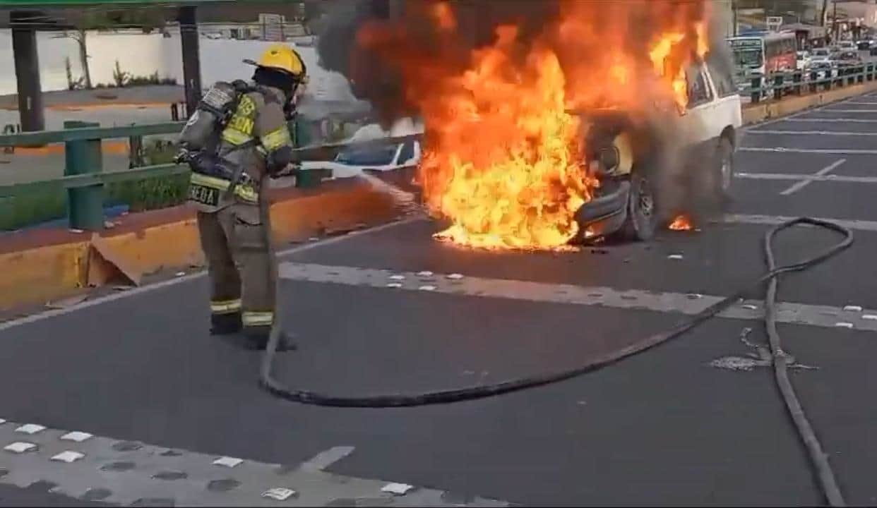 Los incendios de dos vehículos en la Colonia Contry, y sobre el puente de Gonzalitos y Ruiz Cortines, movilizó ayer a elementos de Bomberos de Nuevo León y efectivos de Protección Civil de Monterrey.
