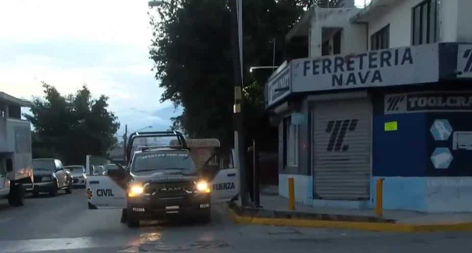 Dos mujeres fueron asaltadas por al menos un par de hombres armados con lo que parecía ser una pistola de postas y quienes les habían realizado un pedido de comida, ayer en calles de la Colonia Independencia, al sur de Monterrey.