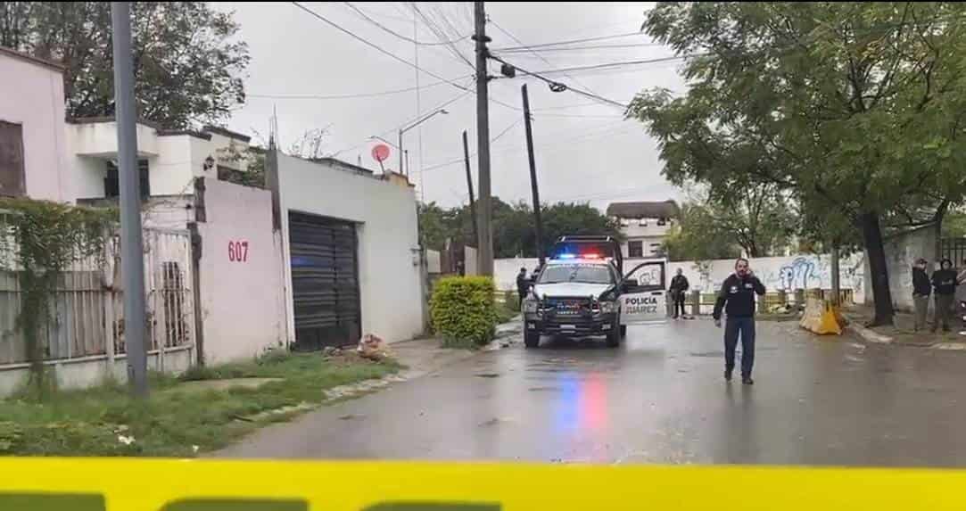 Un mecánico de un taller de motocicletas, fue ejecutado de varios balazos, cuando se desplazaba a bordo de uno de esos vehículos, en calles de la Colonia Pedregal de Santa Mónica, en el municipio de Juárez.