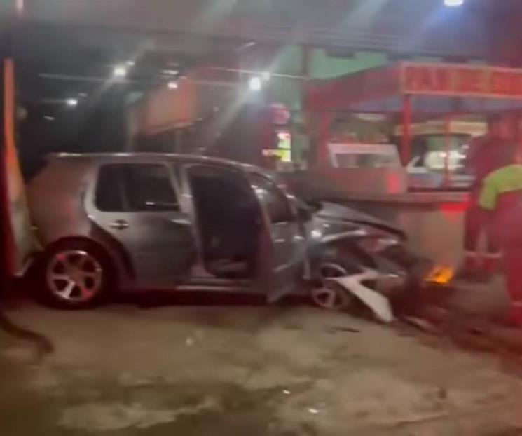Choca auto contra establecimiento en Santiago