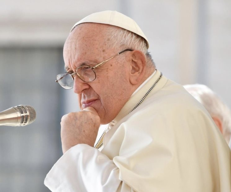 Papa Francisco reaparece tras su enfermedad y aboga por la paz