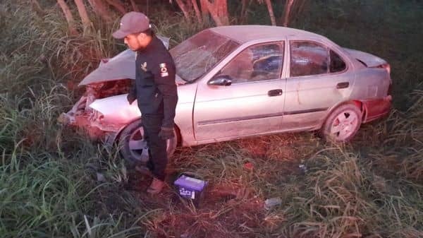 Con diversas lesiones resultó el conductor de un vehículo luego de perder el control de la unidad y salirse de la Carretera Nacional y estrellarse contra un poste, municipio de Allende.